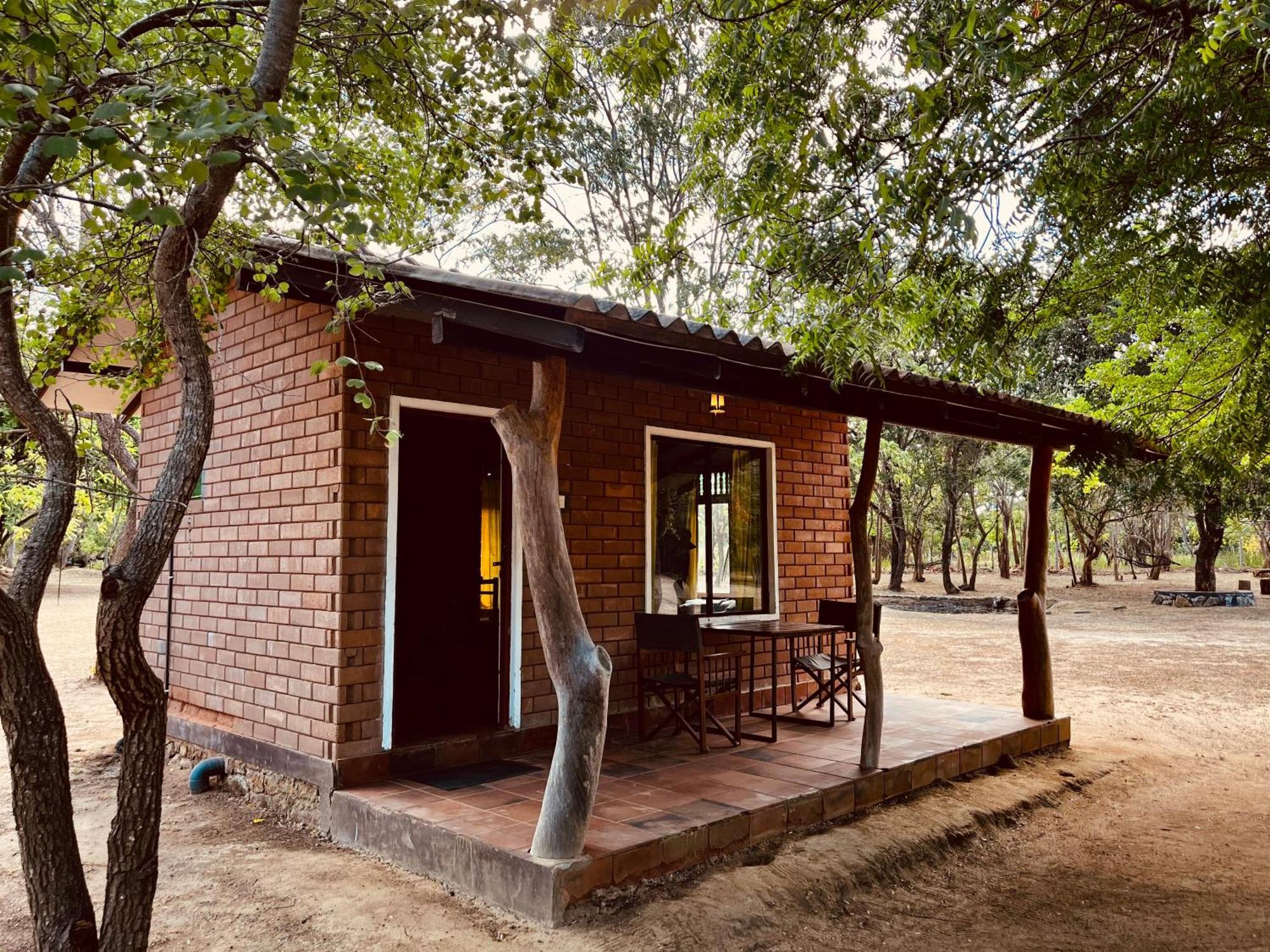 Funky Leopard Safari Lodge Bordering Yala National Park 카타라가마 외부 사진