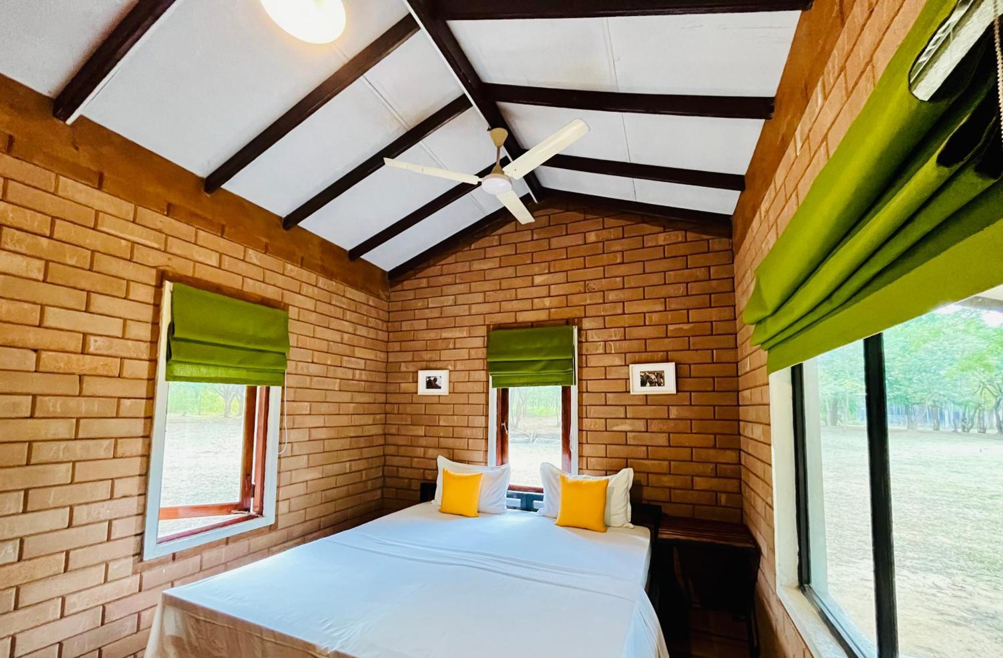 Funky Leopard Safari Lodge Bordering Yala National Park 카타라가마 외부 사진