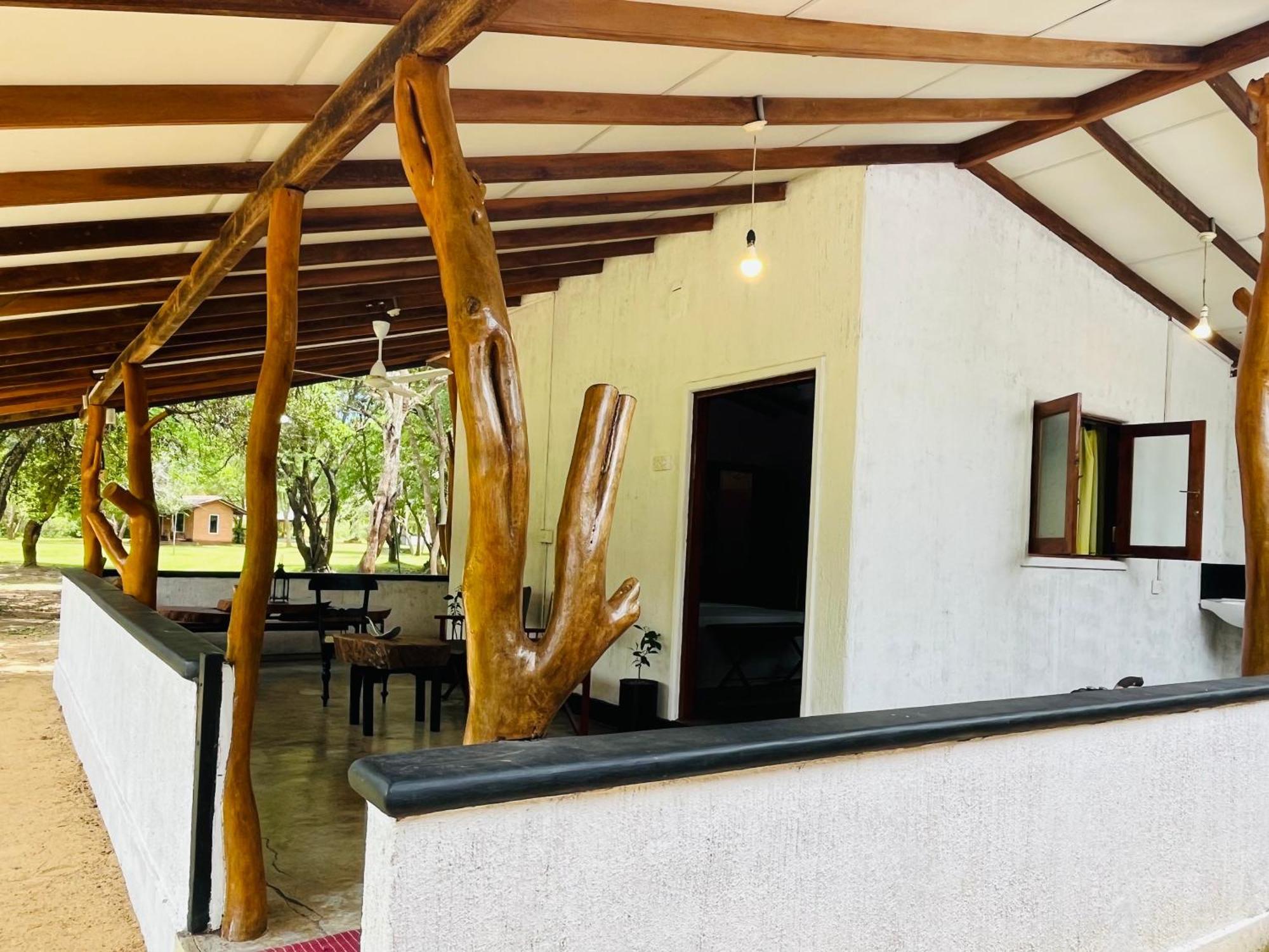 Funky Leopard Safari Lodge Bordering Yala National Park 카타라가마 외부 사진